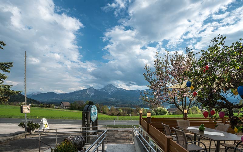 Panorama auf Landschaft von Terrasse aus im Café & Restaurant Hazienda am Faaker See